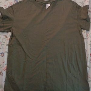 GREEN T-SHIRT WITH ROLLED UP SLEEVES